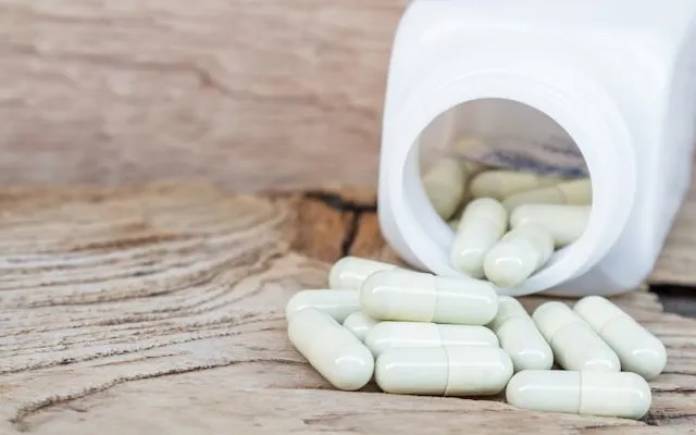 Przewrócony pojemnik z lekami.